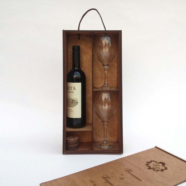 Деревянный ящик для бутылки и бокалов