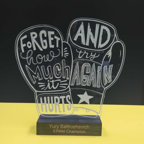 Наградной кубок для сотрудника из оргстекла с гравировкой