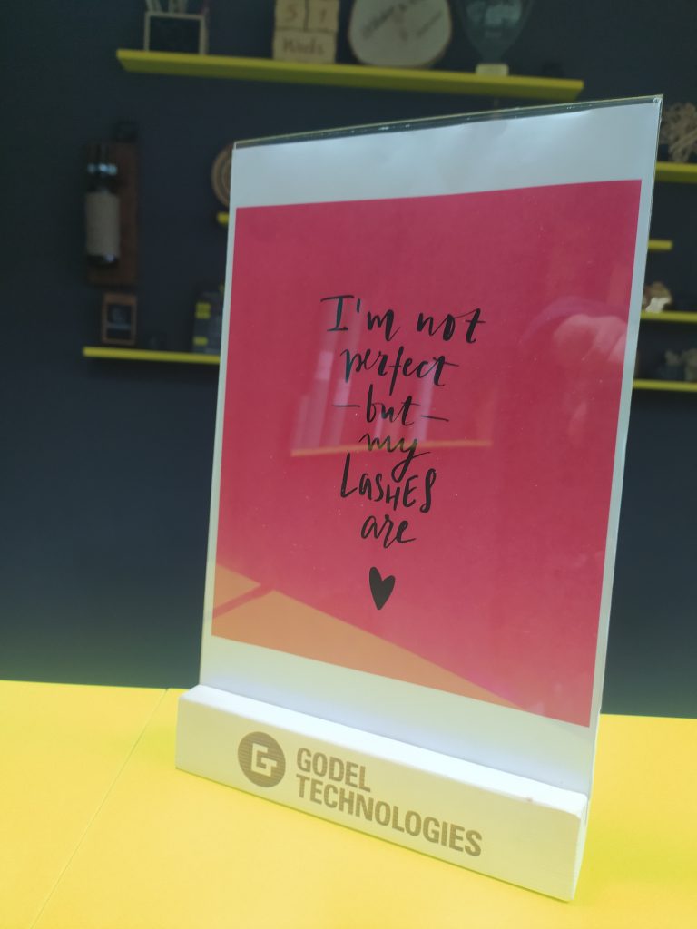 Менюхолдеры, тейблтенты с гравировкой. Деревянный брусок, полиграфическая вставка. Заказать в Беларуси