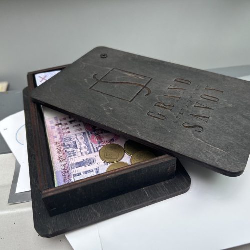 Счетница из дерева с поворотной крышкой