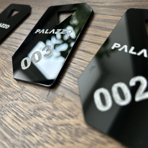 Номерки для камеры хранения из черного оргстекла