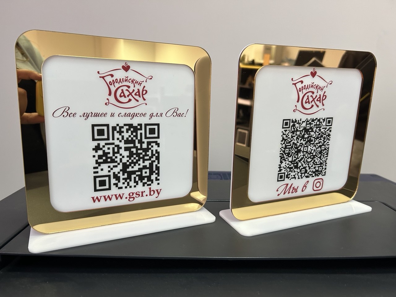 photo_2026-10-16_15-08-33 Настольная информационная табличка с QR-кодом (20×20 см, оргстекло)