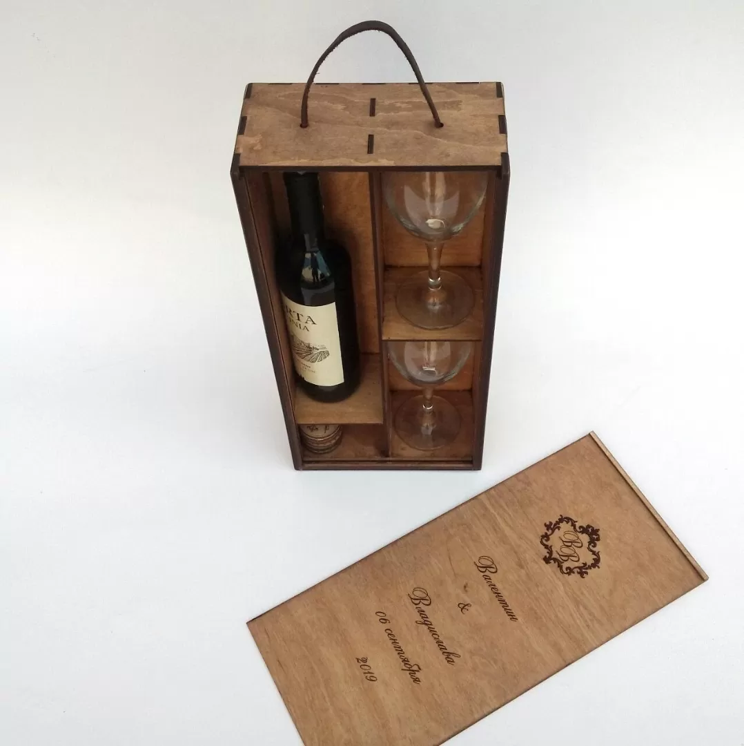 Деревянный ящик для бутылки и бокалов
