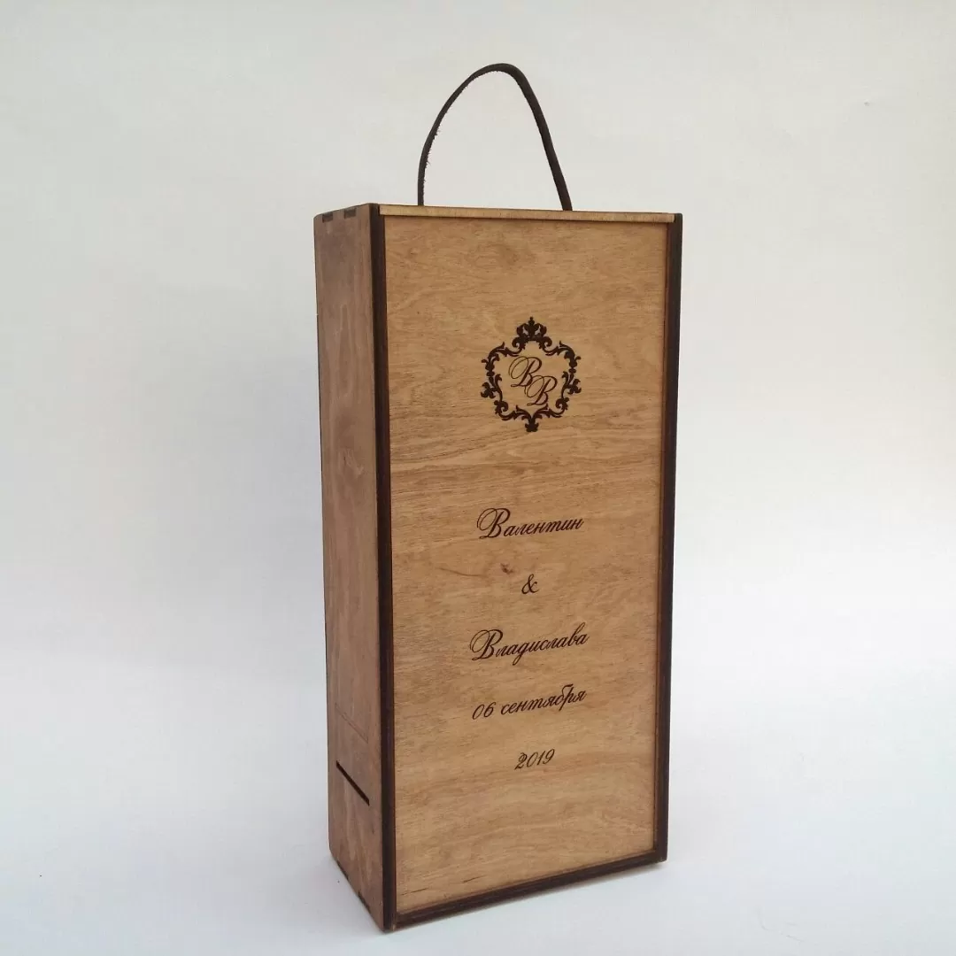 Деревянный ящик для бутылки и бокалов