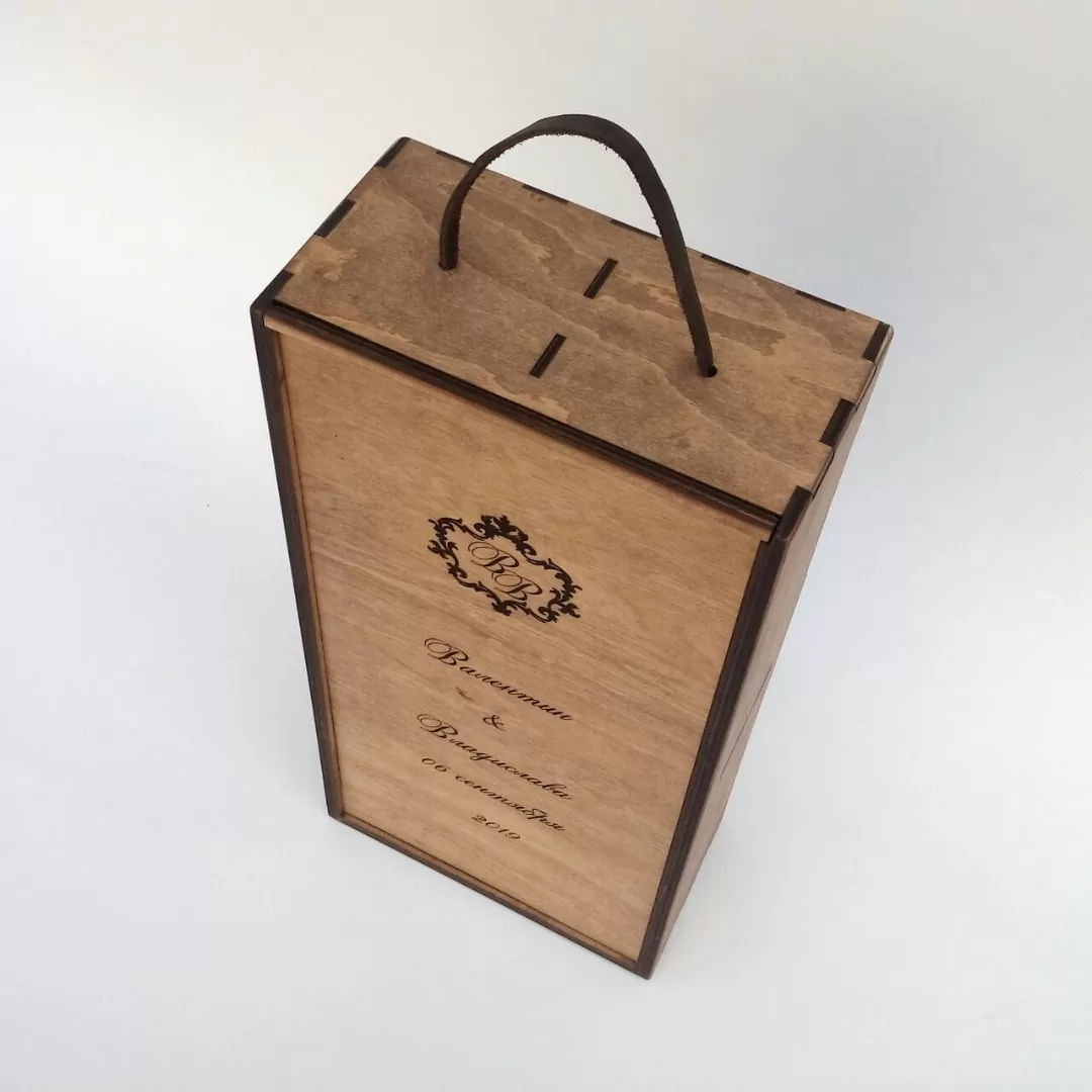 Деревянный ящик для бутылки и бокалов