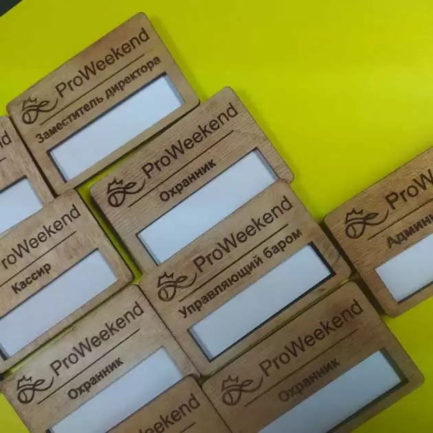 Деревянный бейдж с магнитным держателем