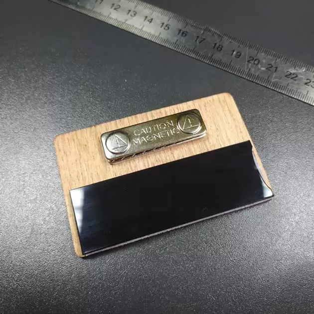 Деревянный бейдж с магнитным держателем