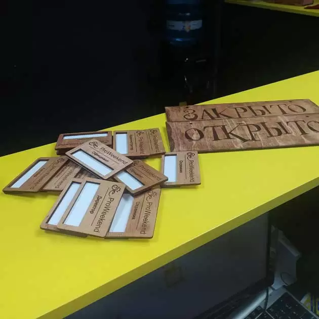 Деревянный бейдж с магнитным держателем