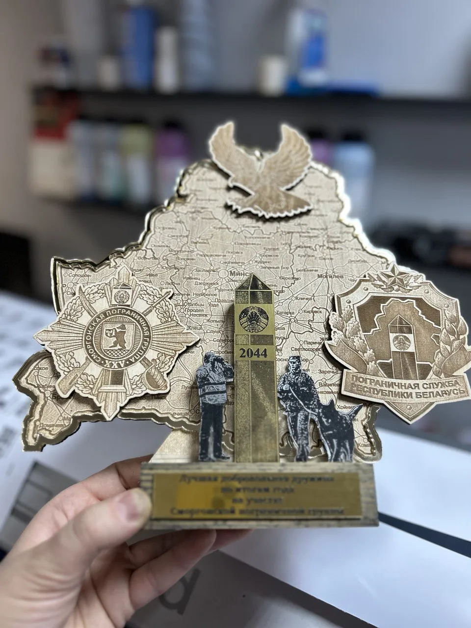 Наградная статуэтка с гравировкой из дерева и оргстекла