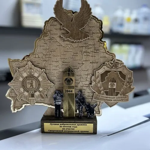 Наградная статуэтка с гравировкой из дерева и оргстекла