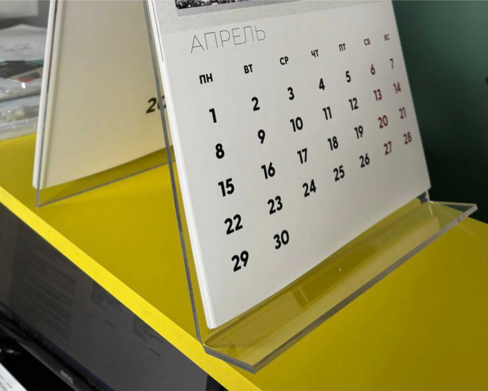 Подставка для календаря из оргстекла