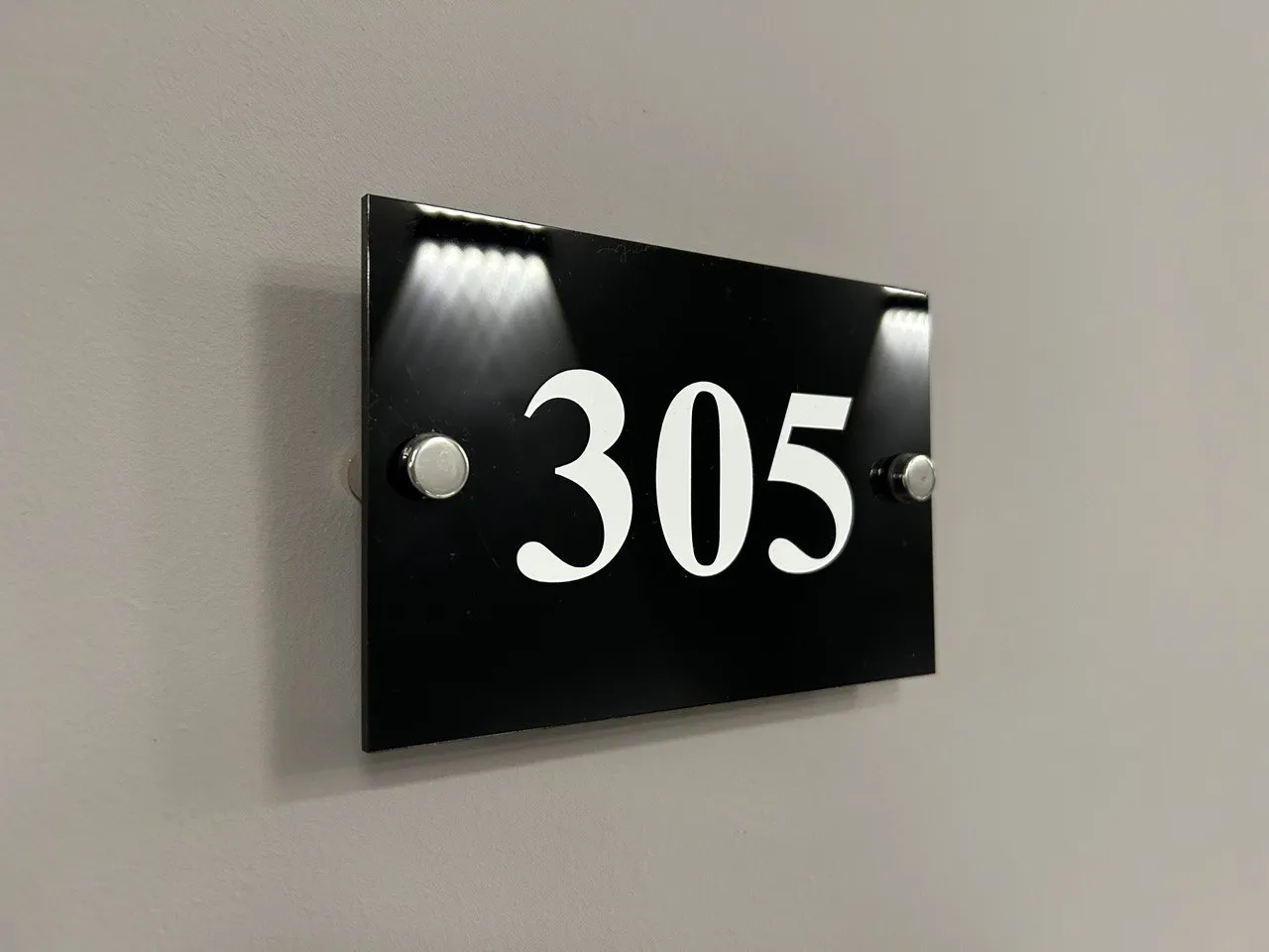 Табличка из оргстекла для навигации настенная