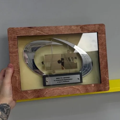 Корпоративная награда в футляре с окном