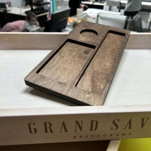 Поднос из массива для ресторанов, баров, кафе и гостиниц