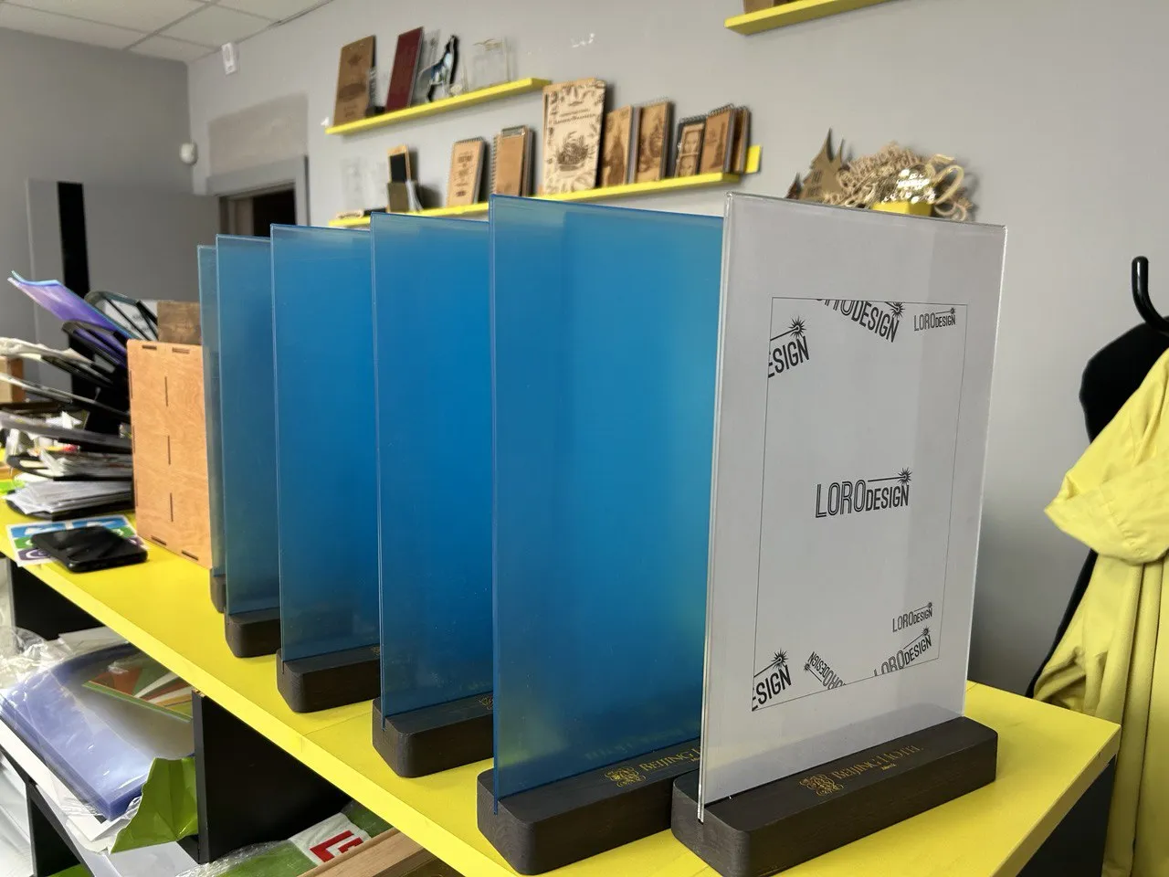 Тейблтенты, менюхолдеры и таблички на столы для кафе, ресторанов и гостиниц