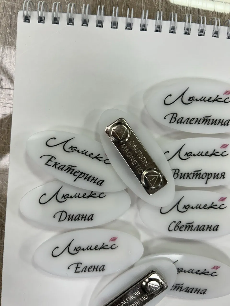 Именной бейдж из оргстекла на магнитной застежке
