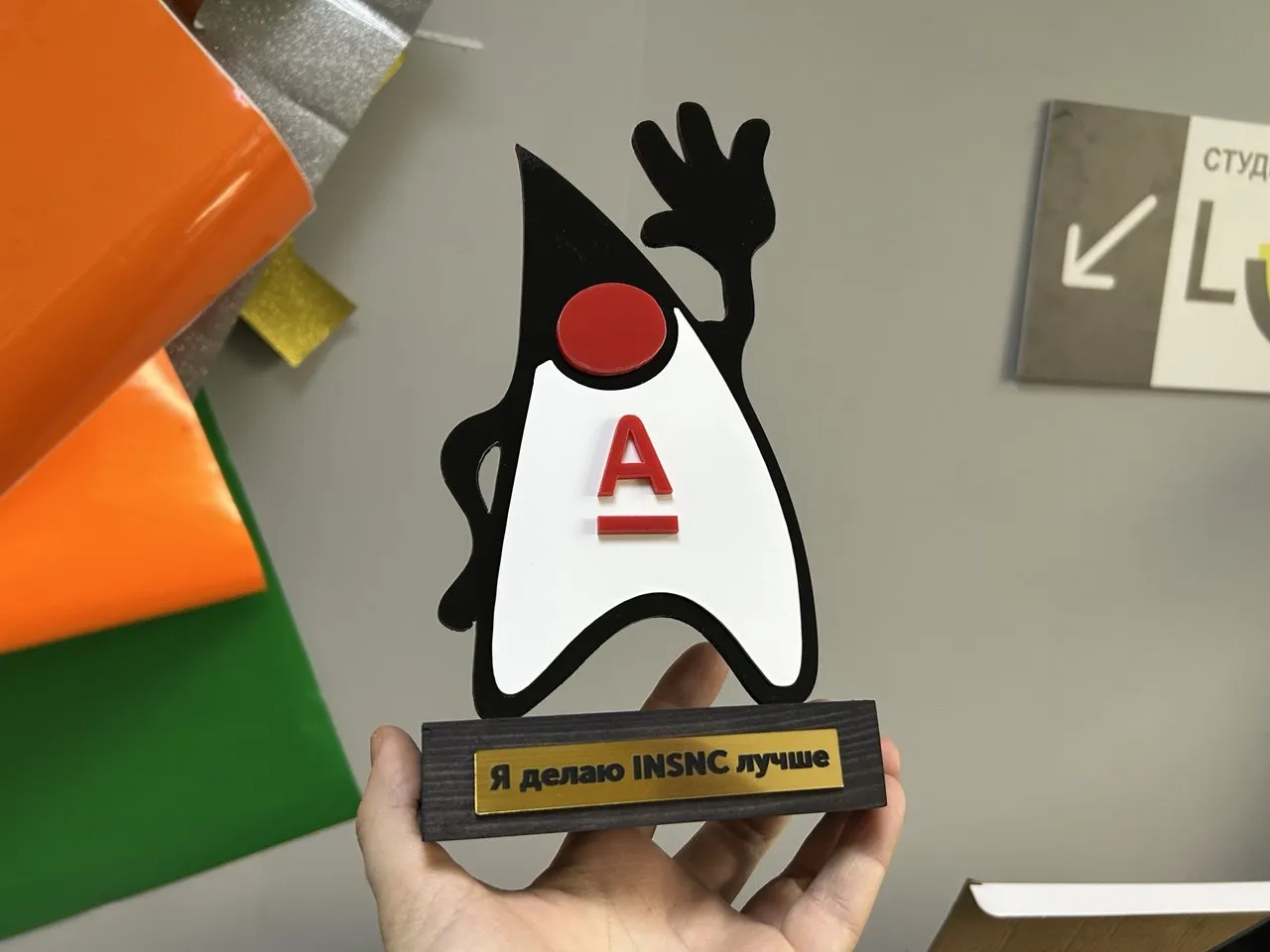 Наградные статуэтки из оргстекла для сотрудников